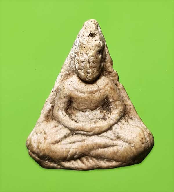 พระพิมพ์สามเหลี่ยม ลพ.ลี วัดอโศการาม จ.สมุทรปราการ เนื้อผงเกสร องค์ที่ 1