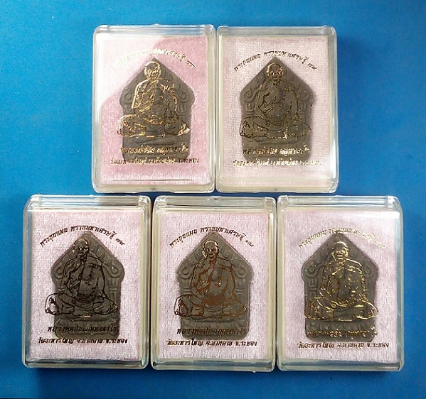 พระขุนแผนพรายมหาเศรษฐี ๘๙ พิมพ์ใหญ่ เนื้อผงพรายกุมาร ฝังพลอยเสก 5 องค์ พร้อมกล่อง