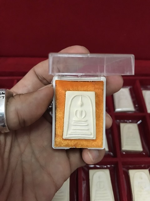 สมเด็จพุฒาจารย์ (โต พรหมรังสี) วัดใหม่อมตรส บางขุนพรหมกรุงเทพฯ เนื้อผงพิมพ์สังฆาฏิ ปี2539