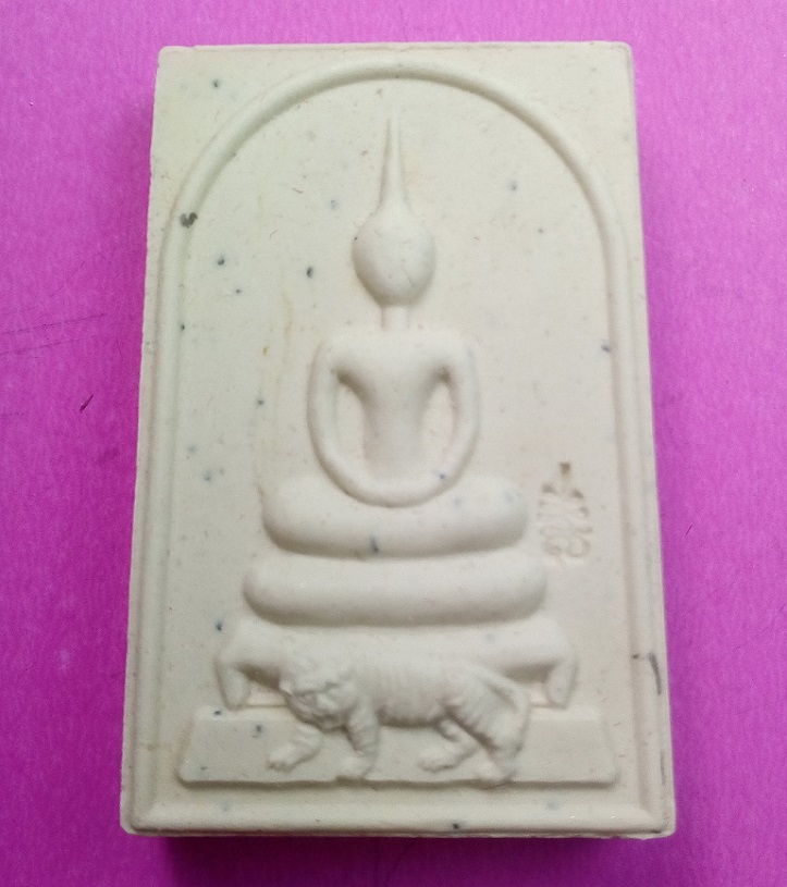 พระสมเด็จ( พิมพ์ขี่เสือ ) เนื้อผงพรายกุมารว่านมหาเสน่ห์ หลังฝังพลอยเสก ปี 2553