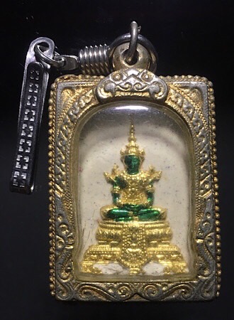 พระผงพระแก้วมรกต ลงยา ทรงเครื่องฤดูร้อน หลังโรยกระเบื้องหลังคาโบสถ์ โค๊ดหนึ่งโค๊ดหมายเลข ๙ ปลุกเษกวั