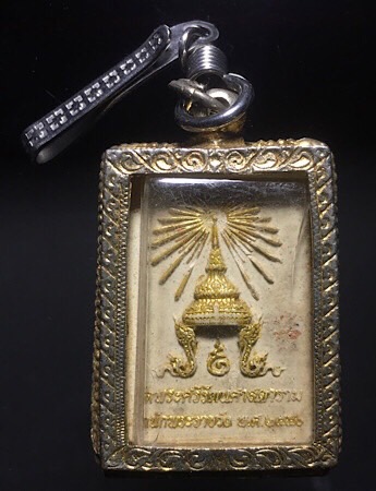 พระผงพระแก้วมรกต ลงยา ทรงเครื่องฤดูร้อน หลังโรยกระเบื้องหลังคาโบสถ์ โค๊ดหนึ่งโค๊ดหมายเลข ๙ ปลุกเษกวั