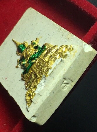 พระผงพระแก้วมรกต ลงยา ทรงเครื่องฤดูร้อน หลังโรยกระเบื้องหลังคาโบสถ์ โค๊ดหนึ่งโค๊ดหมายเลข ๙ ปลุกเษกวั