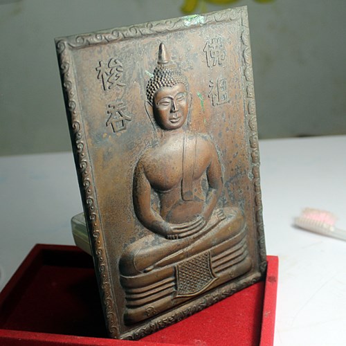 B650แผ่นปั๊มหลวงพ่อโสธร ขนาด 5 นิ้ว x 7 นิ้ว เก่าๆ พื้นแผ่นปั๊ม มีผด เก่า ประมาณปี 04 กว่าๆ