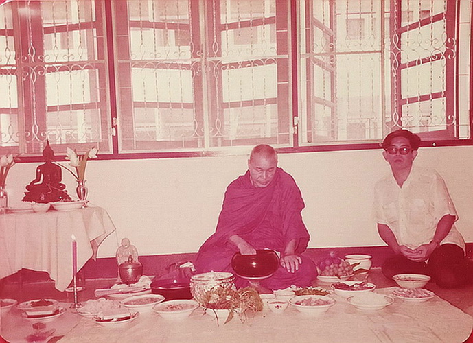 ประคำหลวงพ่ออุตตมะ วัดวังก์วิเวการาม จ.กาญจนบุรี พร้อมเหรียญรุ่นเก่า สวยมากค่ะ