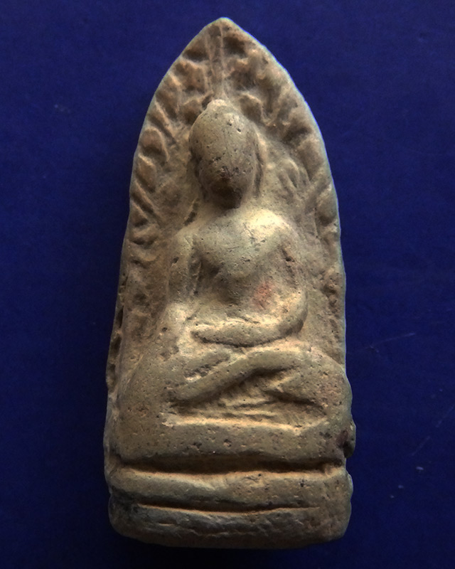 พระรอดพิมพ์เล็ก วัดพระสิงห์ จ.เชียงใหม่ ปี 2496 เนื้อขาวอมเขียว สูง 2.5 ซ.ม.