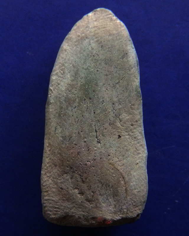 พระรอดพิมพ์เล็ก วัดพระสิงห์ จ.เชียงใหม่ ปี 2496 เนื้อขาวอมเขียว สูง 2.5 ซ.ม.