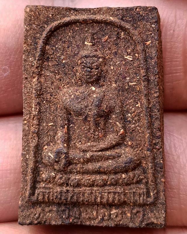 พระเนื้อว่านผสมชานหมาก หลวงพ่อขาว หลังหลวงพ่อเมตตาหลวง วัดเทพพิทักษ์ปุณณาราม จ.นครราชสีมา ศิษย์อาวุโ