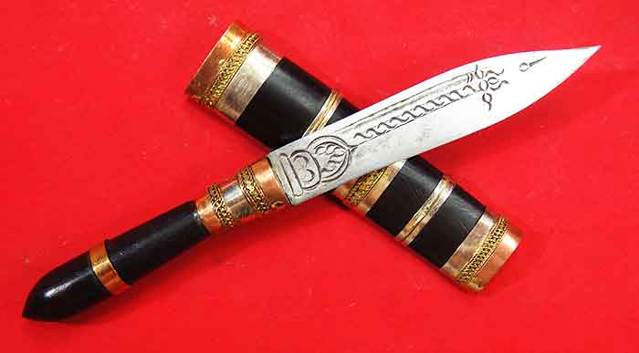 มีดหมอลายเสมาด้ามและฝักไม้มงคล