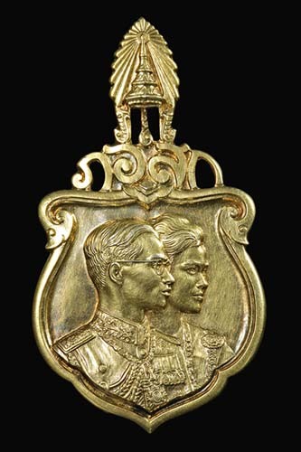 เหรียญที่ระลึกในหลวงเสด็จเยือนยุโรป อเมริกา ปี03เนื้อเงินกะไหล่ทอง พิมพ์เล็ก