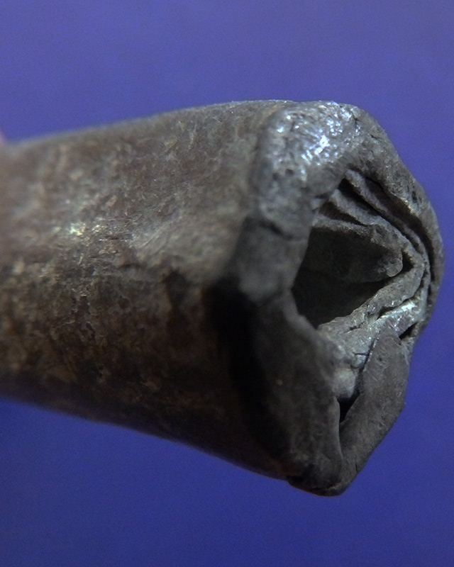 ตะกรุดเนื้อตะกั่วทุบ หลวงพ่อเนียม วัดน้อย จ.สุพรรณบุรี เก่ามากๆยาว 5.3 ซ.ม.