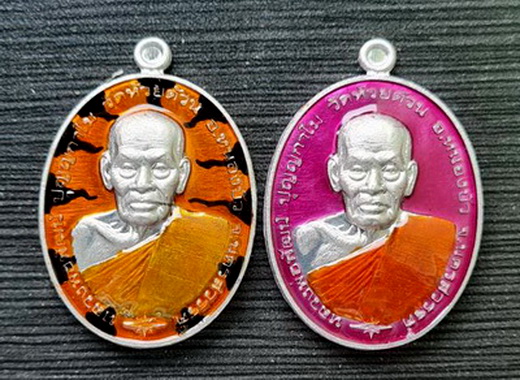 เคาะเดียว..ชนะจนมหาบารมี ๒๕๖๓..ปีกเครื่องบินลงยา ๒ เหรียญ..ลพ.พัฒน์ วัดห้วยด้วน จ.นครสวรรค์ / กล่องเ