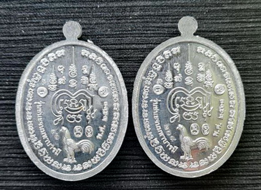 เคาะเดียว..ชนะจนมหาบารมี ๒๕๖๓..ปีกเครื่องบินลงยา ๒ เหรียญ..ลพ.พัฒน์ วัดห้วยด้วน จ.นครสวรรค์ / กล่องเ