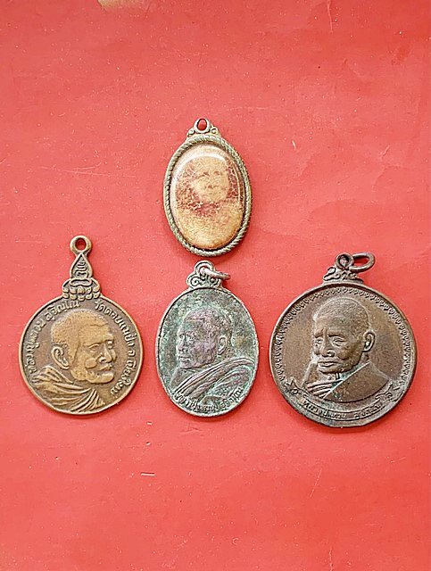 หลวงปู่แหวน วัดดอยแม่ปั๋ง จ.เชียงใหม่ ( 4 เหรียญ )