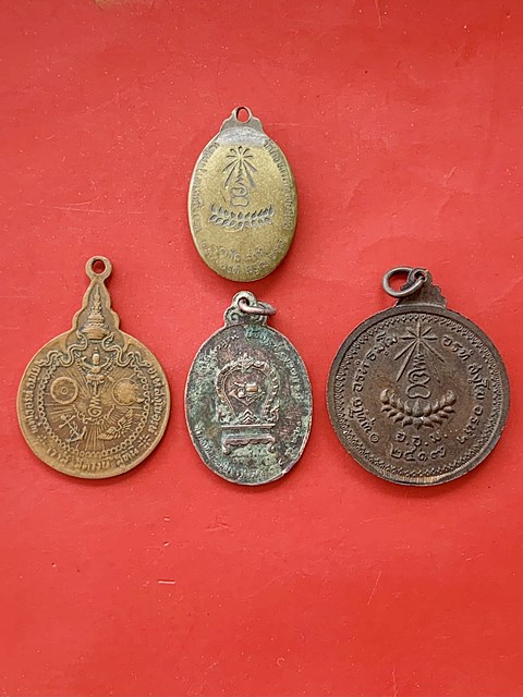 หลวงปู่แหวน วัดดอยแม่ปั๋ง จ.เชียงใหม่ ( 4 เหรียญ )