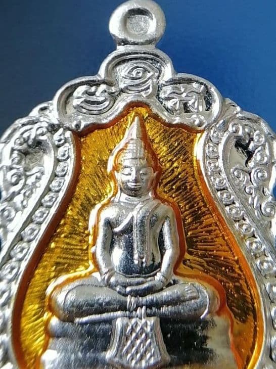 เหรียญหลวงพ่อโสธร รุ่นสร้างโรงพยาบาลวัดสมานรัตนาราม วัดโสธรวราราม เนื้อเงินลงยาสีเหลือง หมายเลข 2468