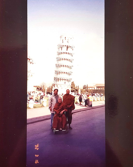 ผ้ายันต์อิติปิโสธงชัยนางกวักคู่ หลวงพ่ออุตตมะ วัดวังก์วิเวการาม จ.กาญจนบุรี รุ่นเก่าหายากค่ะ