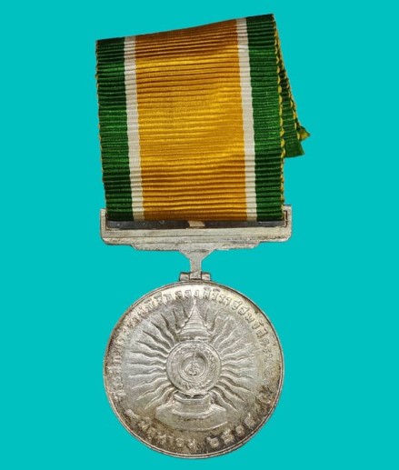 เหรียญแพรแถบเนื้อเงิน ในหลวงร.9 ที่ระลึกพระราชพิธีฉลองสิริราชสมบัติครบ25ปี เนื้อเงิน ปี 2514