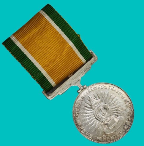 เหรียญแพรแถบเนื้อเงิน ในหลวงร.9 ที่ระลึกพระราชพิธีฉลองสิริราชสมบัติครบ25ปี เนื้อเงิน ปี 2514