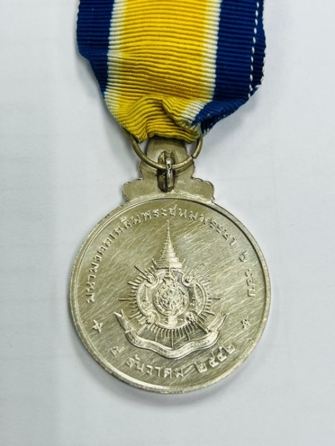 เหรียญแพรแถบ เฉลิมพระชนมพรรษาในหลวง รัชกาลที่9 ครบ 6รอบ 72พรรษา ปี2542 สภาพตามรูป