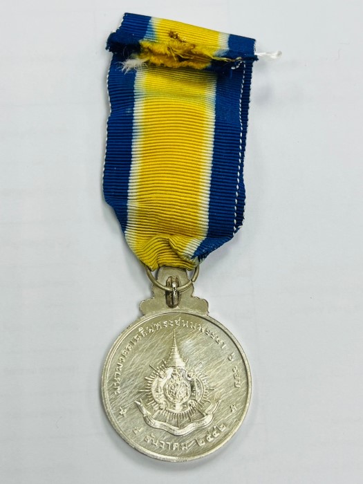 เหรียญแพรแถบ เฉลิมพระชนมพรรษาในหลวง รัชกาลที่9 ครบ 6รอบ 72พรรษา ปี2542 สภาพตามรูป