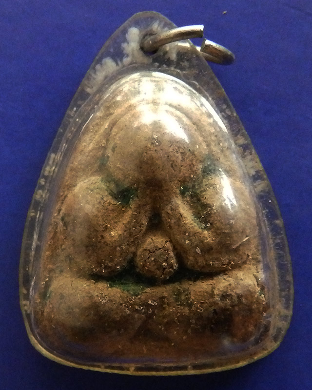 ปิดตาหลวงพ่อนิยม วัดตะเคียนเตี้ย จ.ชลบุรี ยุคต้น หลังเรียบ สูง 2.5 ซ.ม. เลี่ยมเก่า