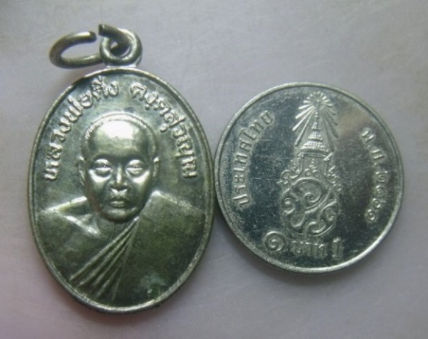 **วัดใจ**เหรียญรุ่นปฏิบัติธรรม หลวงพ่อดิ่ง วัดบางวัว จ.ฉะเชิงเทรา**กะไหล่เงิน สวยๆ