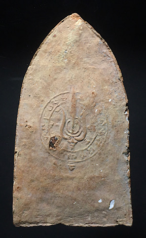 พระเนื้อดินพิมพ์ยอดขุนพลปรกโพธิ์ หลวงพ่อเต๋ วัดสามง่าม จ. นครปฐม พ.ศ.2507 ด้านหลังยันต์สามง่าม 