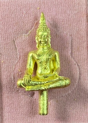 พระยอดธง หลวงพ่อคูณ ปริสุทโธ วัดบ้านไร่ นครราชสีมา รุ่น 80 ปี เนื้อทองฝาบาตร
