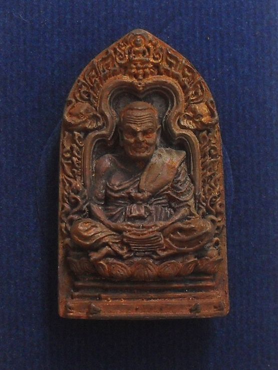 หลวงปู่ทวด รุ่นพ่อท่านเขียวอุปถัมภ์ (กลันตัน ๕๔) พิมพ์เตารีดลายกนกคชสาร เนื้อทองแดงเถื่อน หมายเลข ๑๒