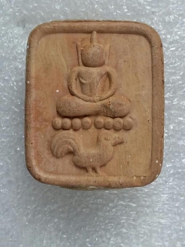 พระเนื้อดินไก่หางพวง  หลวงพ่อปาน ยุคหลัง เคาะเดียวครับ 