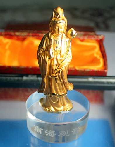 B465 พระบูชาเจ้าแม่กวนอิม เนื้อเรซิน เคลือบทอง ขนาด ฐาน  2.5 นิ้ว x 5.0 นิ้ว พร้อมกล่องเดิมๆ จากวัด 