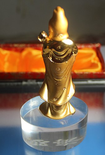 B465 พระบูชาเจ้าแม่กวนอิม เนื้อเรซิน เคลือบทอง ขนาด ฐาน  2.5 นิ้ว x 5.0 นิ้ว พร้อมกล่องเดิมๆ จากวัด 