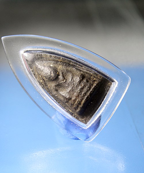 B282พระชัยวัฒน์ครึ่งซีก พิมพ์วัดแหลมฟ้าผ่า เนื้อดิน ท่านเจ้าคุณศรีฯ(สนธิ์) วัดสุทัศน์ฯ เสนอพิมพ์พระช