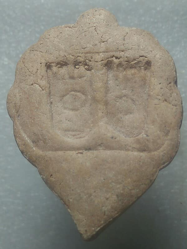 พระผงหลวงพ่อลี หลังรอยพระพุทธบาท 