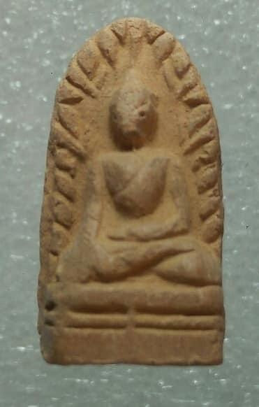 พระรอดหลังปั้ม โค้ต ไม่ทราบที่ 