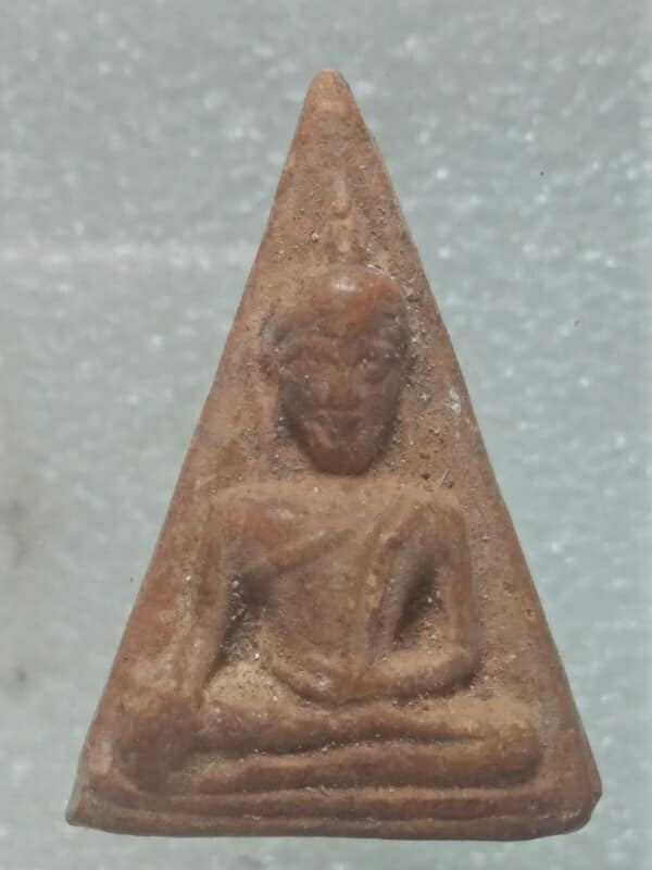 พระนางพญา เนื้อดิน หลังยันต์