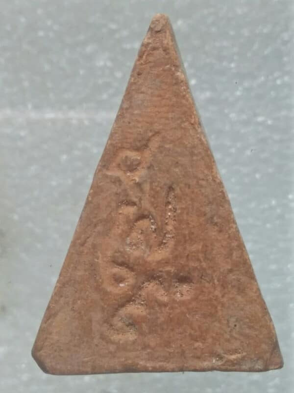 พระนางพญา เนื้อดิน หลังยันต์