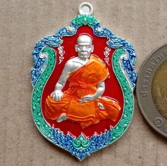 เหรียญเสมาเศรษฐีนะหน้าทอง หลวงพ่อพัฒน์ วัดห้วยด้วน จ.นครสวรรค์ เนื้อทองแดงอาบเงิน ลงยา เลข83+กล่อง