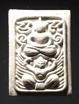 พระเนื้อผงวัดคู้สลอด พิมพ์ทรงครุฑ หลังตรายาง ปี2536