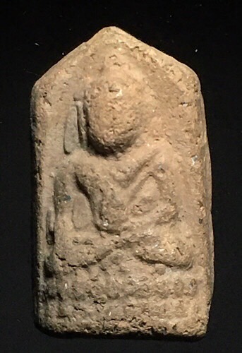 พระชัยวัฒน์ครึ่งซีกเนื้อผง เจ้าคุณศรี (สนธิ์) วัด สุทัศน์ ปี 2484