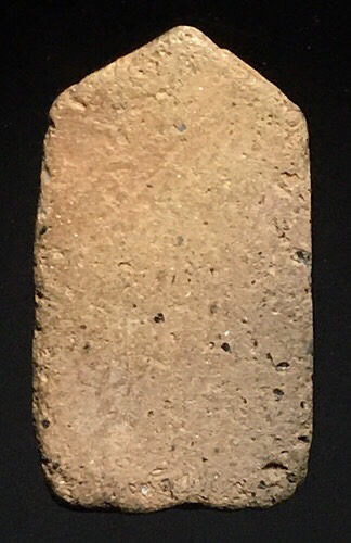 พระชัยวัฒน์ครึ่งซีกเนื้อผง เจ้าคุณศรี (สนธิ์) วัด สุทัศน์ ปี 2484