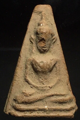 พระเนื้อดินจงอางศึก อู่ทองออกศึก เนื้อดินยุคต้น หลังปั้มรูปพระปรางค์ปี 2510