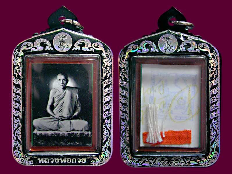 ภาพถ่ายย้อนยุค ฉากดำหลวงพ่อกวย ชุตินธโร รุ่นมงคลถาวรปี 55 เฉพาะเลี่ยมก็ 500 แล้ว........เคาะเดียวแดง