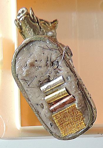 พี่หมู/หมูป่า ...**เนื้อนวะโลหะ ฐานฝังตะกรุด 3K +ผงตะไบ+เส้นเกศา+จีวร** เลขเด็ดๆ No. ๗๓