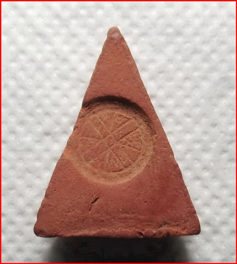 พระนางพญา พิมพ์เล็กสังฆาฎิ หลังยันต์ดวง อ.ถนอม วัดนางพญา พิษณุโลก เนื้อดิน ปี 2514 พร้อมบัตร 