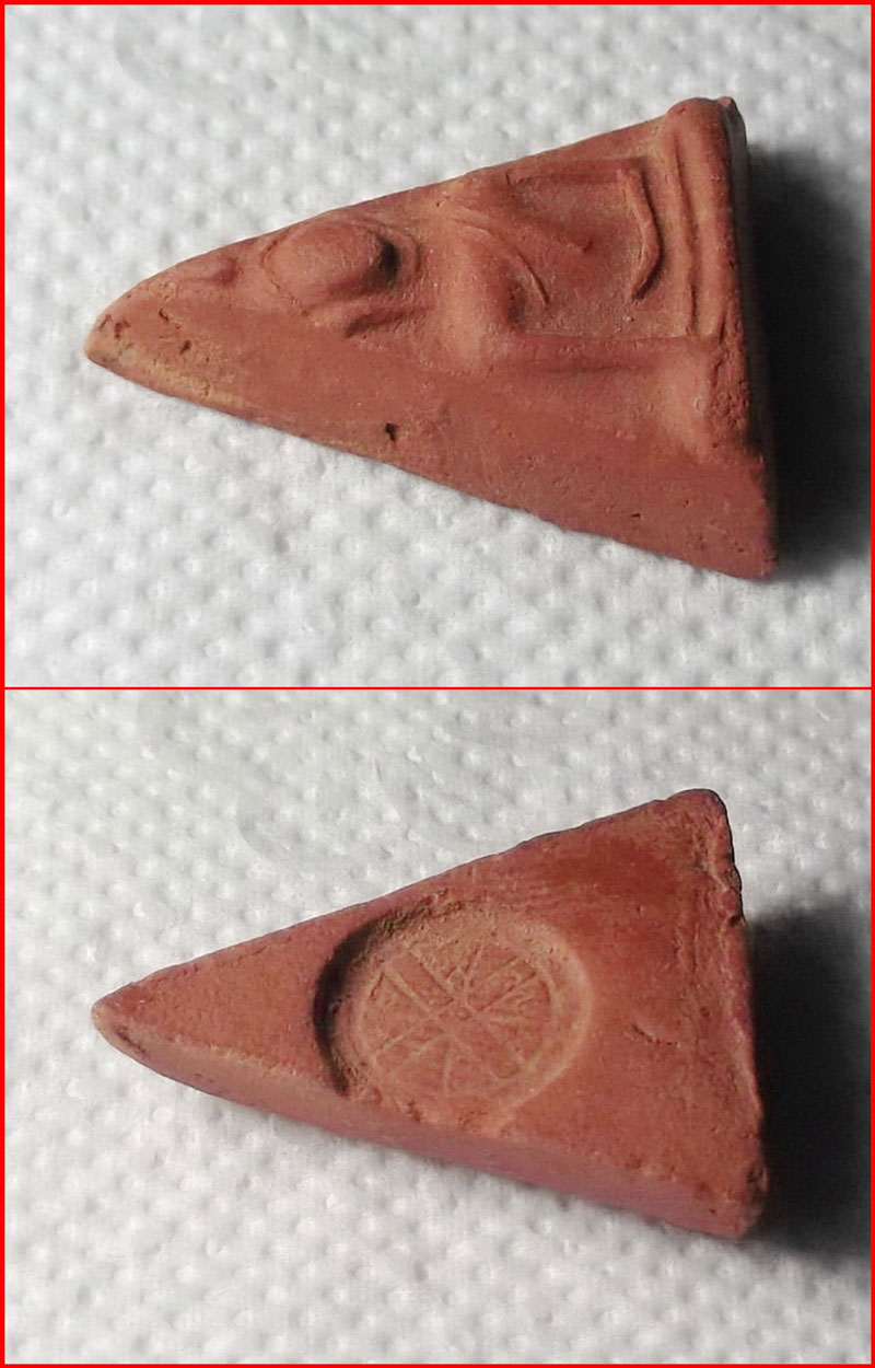 พระนางพญา พิมพ์เล็กสังฆาฎิ หลังยันต์ดวง อ.ถนอม วัดนางพญา พิษณุโลก เนื้อดิน ปี 2514 พร้อมบัตร 