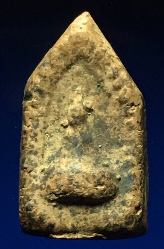 พระอม พิมพ์พระขุนแผนห้าเหลี่ยม เล็ก เนื้อดิน หลวงพ่อหอม วัดบางเตยกลาง จ.ปทุมธานี ปี 2484