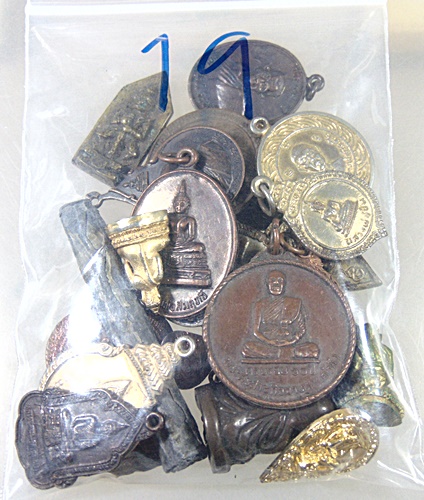 ๒๕ เหรียญรวมหลายคณาจารย์ เฉลี่ยองค์ละ ๕ บาท เคาะเดียวครับ