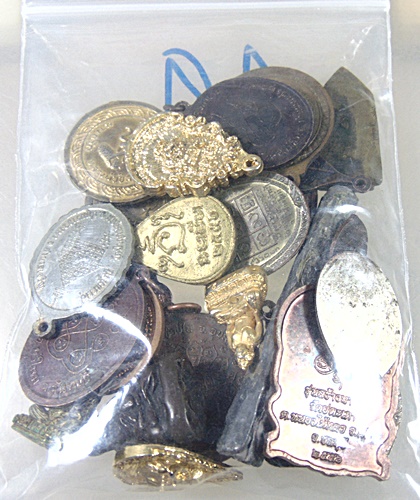 ๒๕ เหรียญรวมหลายคณาจารย์ เฉลี่ยองค์ละ ๕ บาท เคาะเดียวครับ